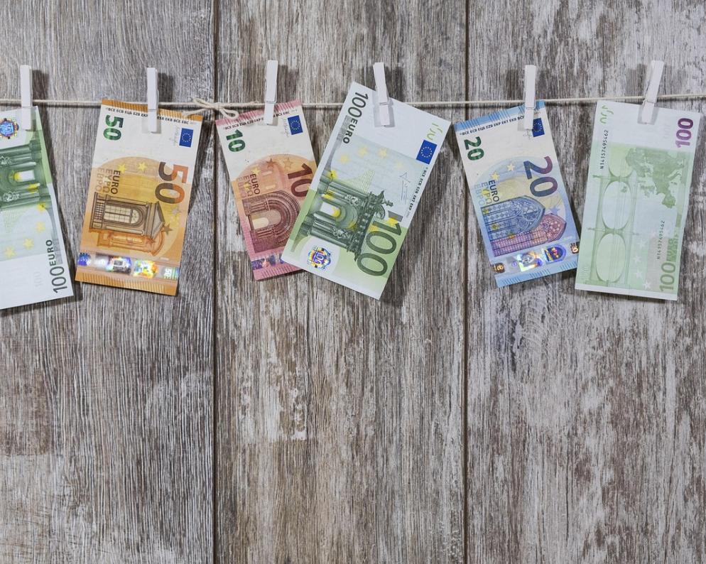 Štát rozdáva od septembra “po stovke”. Kto má na tento bonus nárok?